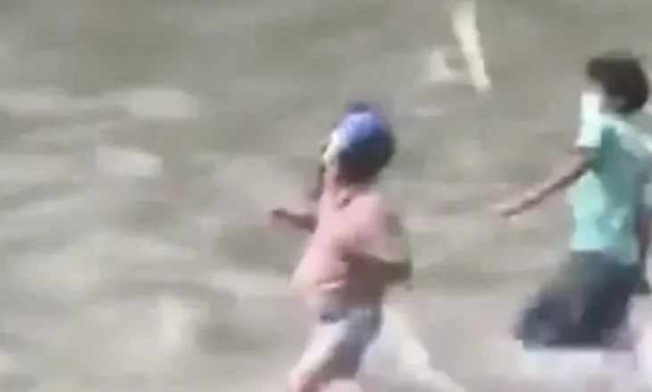 Video/ Pamje tronditëse nga trazirat në Nepal, ministri i Financave zhvishet dhe hidhet në lum nga protestuesit