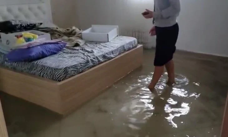 VIDEO – Përmbytet Durrësi/ Uji hyn në banesa, rrugët e bllokuara