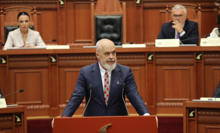 VIDEO / Rama i vë kufirin opozitës, Diella brenda vitit fizikisht në tryezën e qeverisë