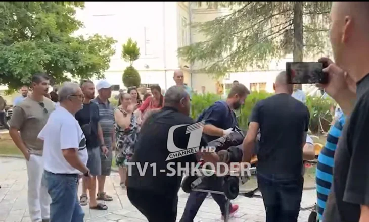 VIDEO / Të shtëna pranë Bashkisë, një i vrarë dhe disa të plagosur në Shkodër, mes tyre kamarierja e lokalit