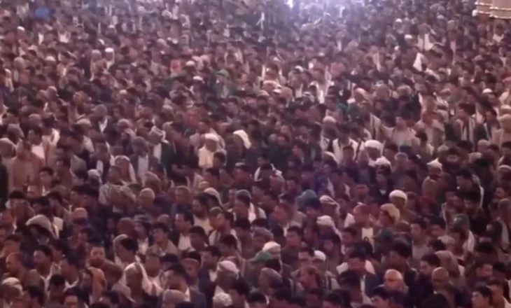 VIDEO/ U vranë nga sulmi izraelit javën e kaluar, mijëra të pranishëm në funeralin e udhëheqësve të grupit të Houthive