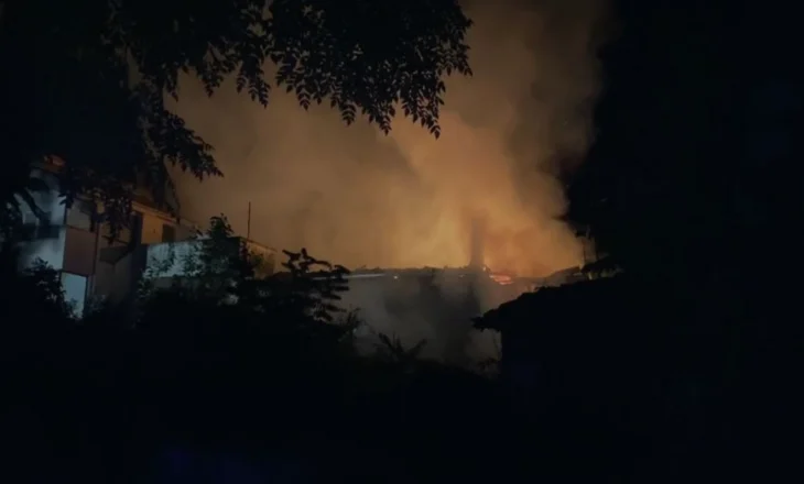 VIDEO/ Zjarr i madh në Shkodër, digjet një banesë në lagjen ‘Dudas’