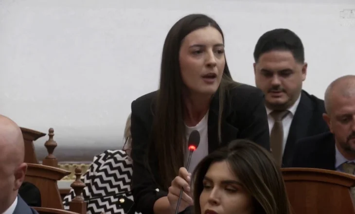 (VIDEO)“Kthehuni në normalitet, se vetëm keni ofenduar”, Zegjine Çaushi ironizon opozitën: Dhe ju si Gazi do përfundoni.. Debati sot