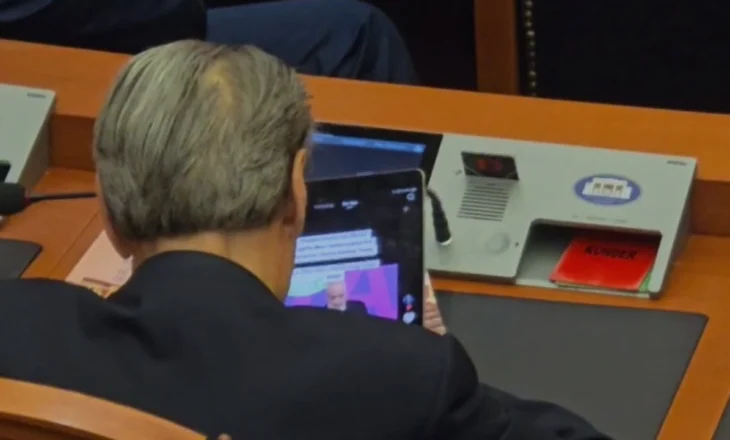 VIDEOLAJM/ TikTok u ndalua nga qeveria, Berisha lundron në rrjetin social brenda Kuvendit. ‘Studion’ videot e Ramës dhe Shehajt