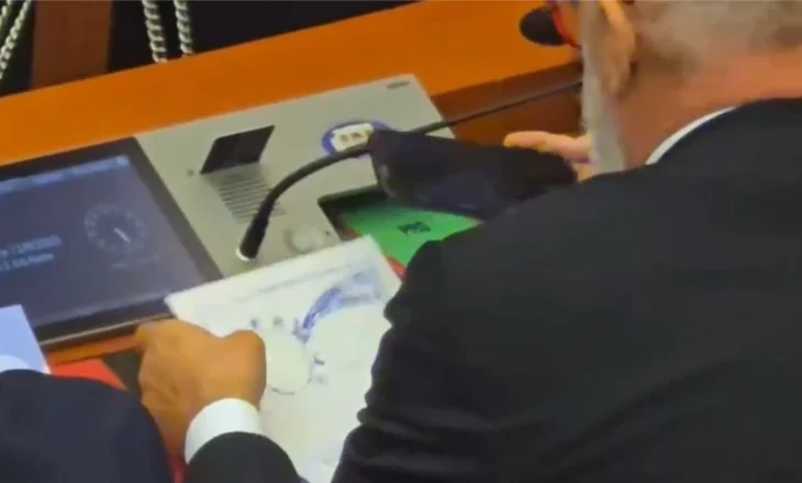 Videolajm/ Zgjedhja e kryetarit të Kuvendit, Rama pikturon mbi librin e Etikës së Deputetit