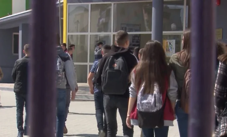 Viti i ri shkollor/ Dhjetëra klasa të para në Korçë nuk patën asnjë regjistrim