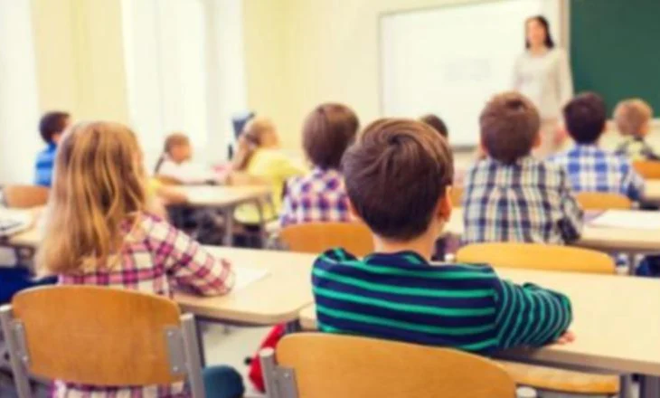 Viti i ri shkollor/ Në Korçë dhe Berat më pak nxënës ulen në bankat e shkollës