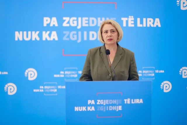 Viti i ri shkollor/ PD: 900 shkolla të shndërruara në fantazma! Shqipëria në prag shpërbërje