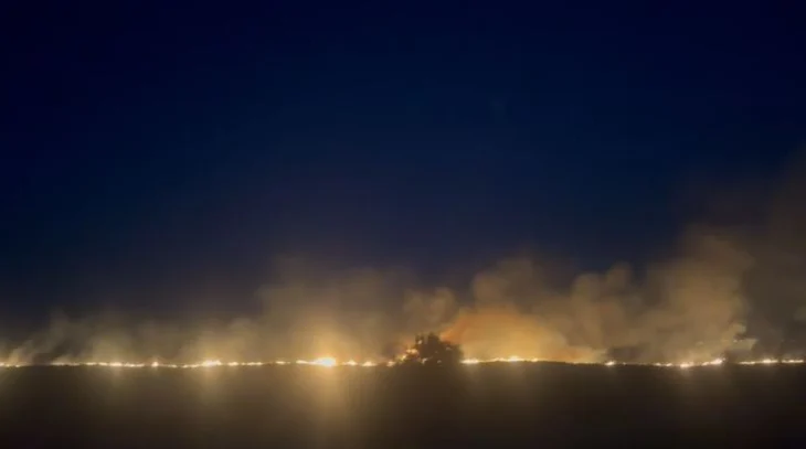 Vjeshta nuk shuan flakët/ Zjarr i madh raportohet në Poro të Vlorës, situata paraqitet…