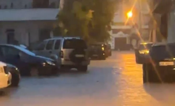 Vlora përfshihet nga reshje të dendura shiu, përmbyten disa lagje