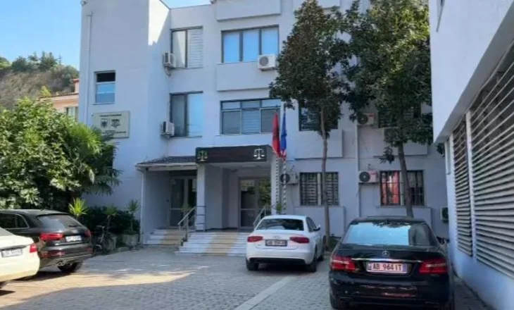 Vlorë/ Goditi kamionçinën dhe shkaktoi aksidentin me dy viktima, lihet në burg 28-vjeçarja italiane