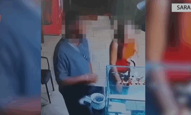 Vodhën pije alkoolike e celularë…/ Katër parizienët ‘harrojnë’ pushimet, kapen duke vjedhur në Ksamil e Sarandë,