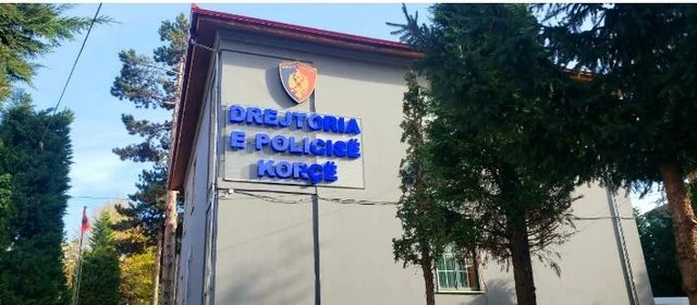 Vodhi një çantë në një dyqan, shpallet në kërkim 26-vjeçari në Korçë