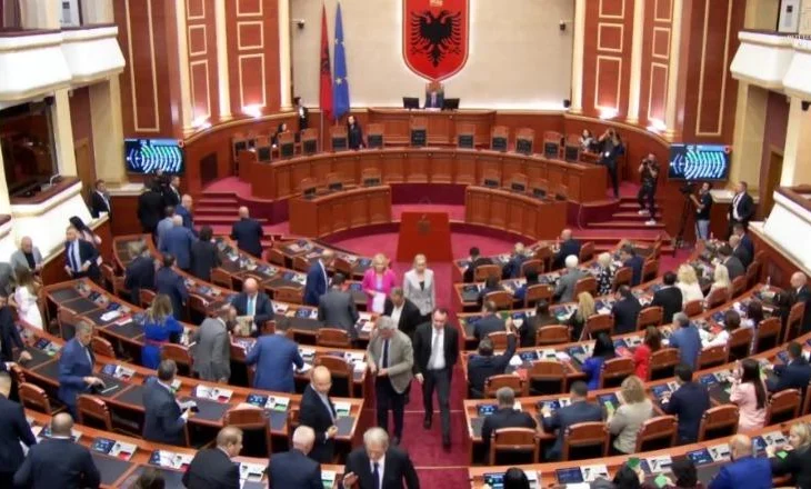 Votimi për ndryshimet e rregullores së Kuvendit, opozita braktis seancën plenare/ Mazhoranca e kalon me 79 vota pro
