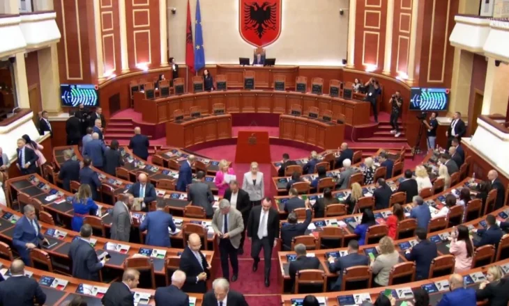 Votimi për ndryshimet e rregullores së Kuvendit, opozita braktis seancën plenare, mazhoranca e kalon me 79 vota pro