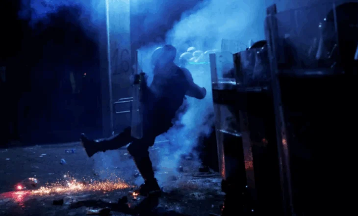 ‘Vuçiç largohu’, mijëra protestues antiqeveritarë përleshen me policinë në Novi Sad. Hidhen granata dhe gaz lotsjellës për të shpërndarë turmën