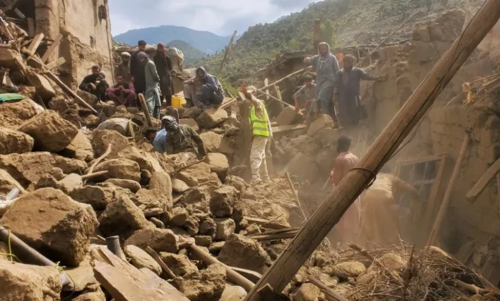 Zbehet shpresa për gjetjen e të mbijetuarve pas tërmetit në Afganistan që vrau më shumë se 1,400 persona