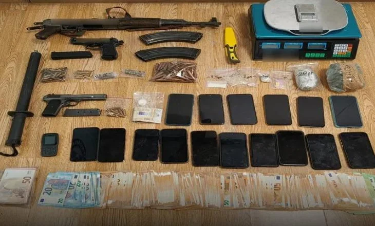 Zbulohen 1.1 ton kanabis dhe arsenal armësh, në pranga 6 shqiptarë
