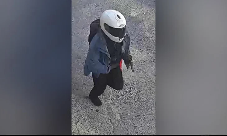 Zbulohet fotoja e autorit të masakrës në Shkodër/ Ragip Gila shihet me pistoletë në dorë dhe skafandër në kokë