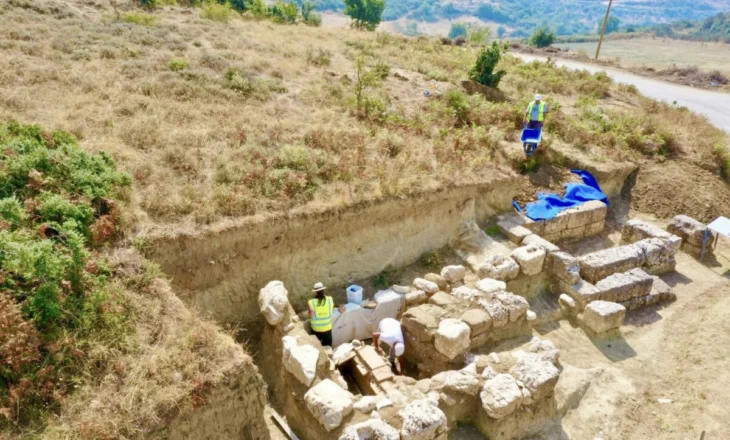 Zbulohet muri rrethues i qytetit të poshtëm të Amantias, mendohet se është ndërtuar në shek. III para Krishtit