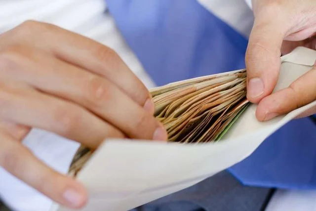 Zhvlerësimi nga rritja e çmimeve: Paga reale bruto vlen sot 130 euro më pak se në 2020-n