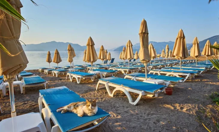 Zjarre, tërmetet dhe inflacioni largojnë turistët nga Turqia