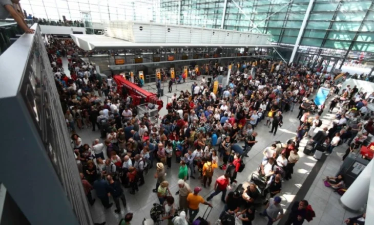 2 dronë mbi Gjermani, 6,500 pasagjerë të bllokuar nga mbyllja e aeroportit të Mynihut