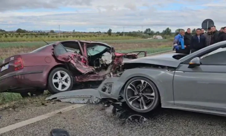 2 makina përplasen ‘kokë më kokë’ në aksin rrugor Lushnjë-Berat, 3 të plagosur rëndë (VIDEO)