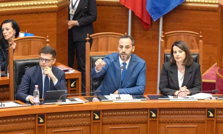 2 orë debat në Kuvend për vrasjen e gjyqtarit, ministrat përplasen me Berishën dhe Nokën, PS rrëzon kërkesën e PD…