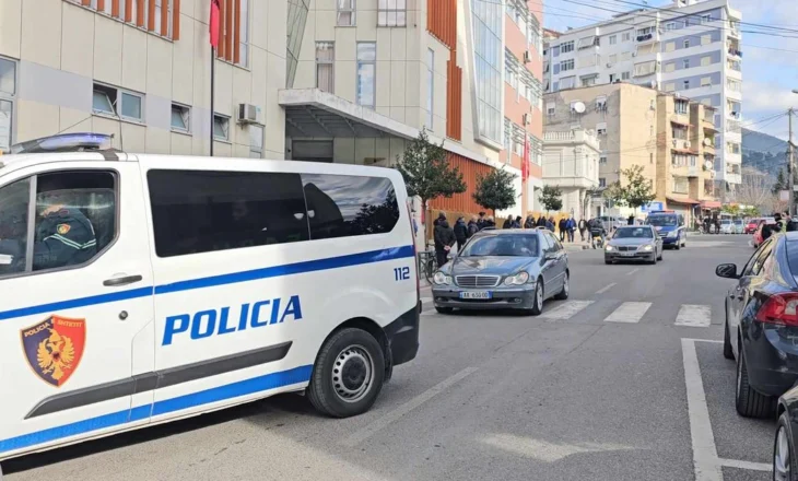 31-vjeçari me armë i iku “Shqiponjave”, përplas 7 makina dhe 1 motor, lëndohen polici dhe gruaja e tij