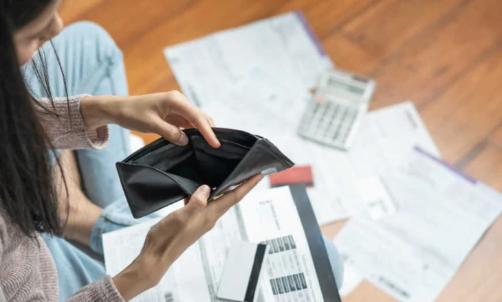 55% e shqiptarëve mezi e mbyllin muajin, por… në Europë na e kalojnë grekët