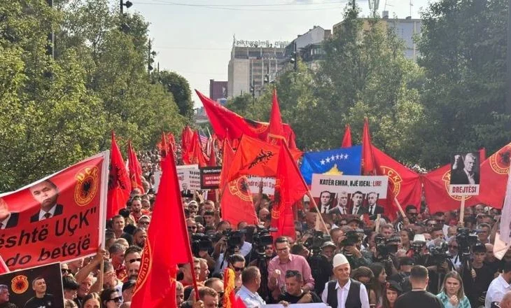 60 autobusë nga Kosova nisen drejt sheshit “Skënderbej”, kalimi në Rrugën e Kombit pa pagesë për 24 orë