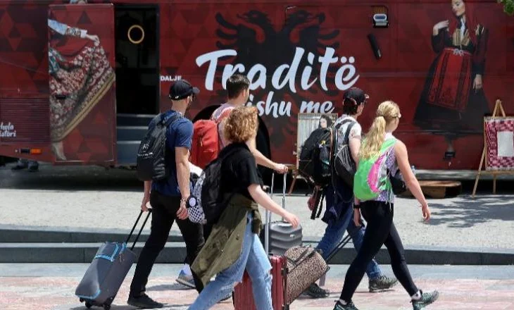 772 mijë shqiptarë lanë vendin për pushime, euro bie si kurrë më parë