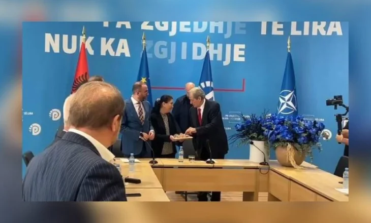 ‘81 vjeç sot’/ Berisha feston ditëlindjen mes deputetëve të PD: Sekreti im është puna dhe vetëm puna