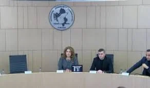 “9 nëntori” ende pa rregulla! Opozita bojkoton mbledhjen e Komisionit Rregullator