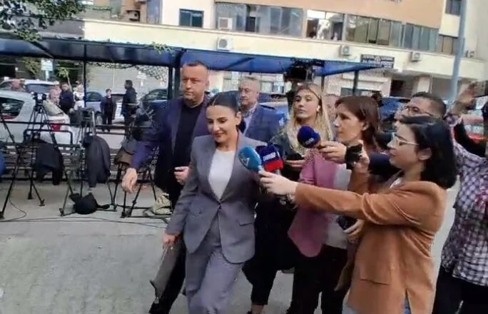 A do ta jepni dorëheqjen apo do përballeni me drejtësinë me mandat? Balluku futet në SPAK, shtyn gazetarët (Video)