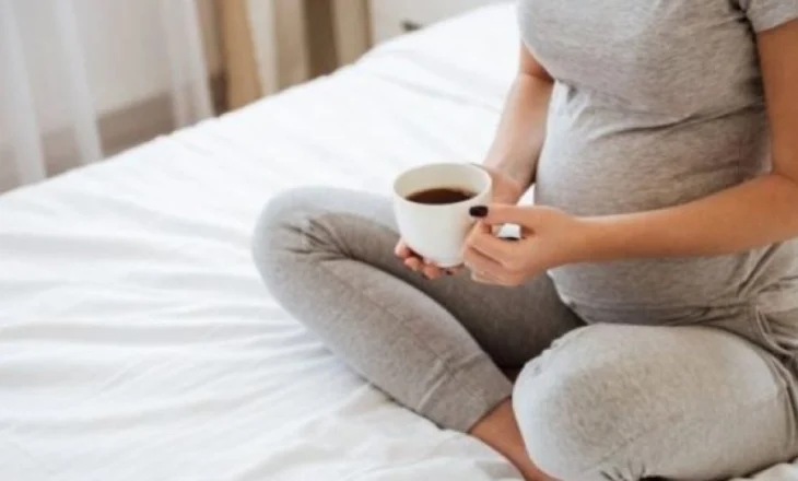 A duhet të konsumoni kafe gjatë shtatzënisë?