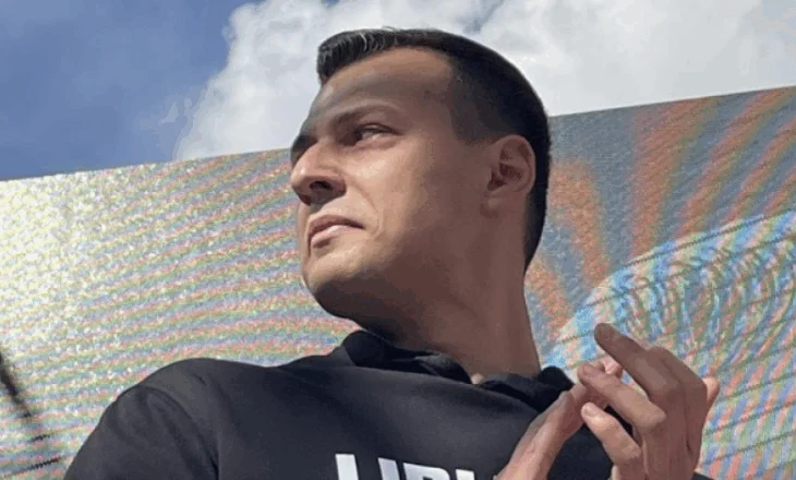 “A jeni gati?”, djali i Hashim Thaçit fton shqiptarët në shesh për drejtësi