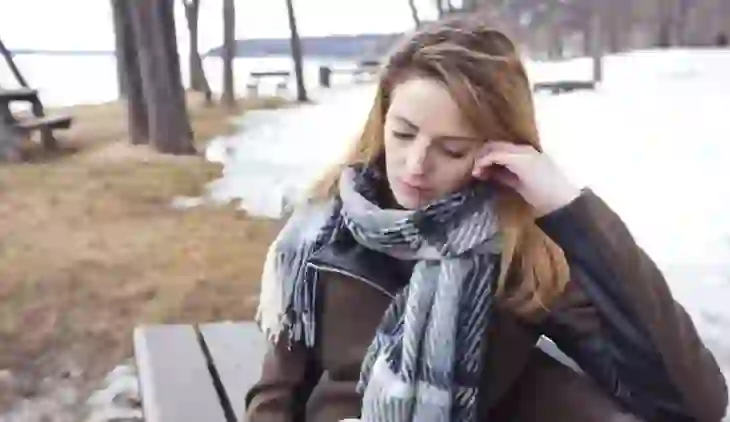 A po ju sjell moti i ftohtë në humor të keq? Ja çfarë po ndodh me trupin dhe mendjen tuaj