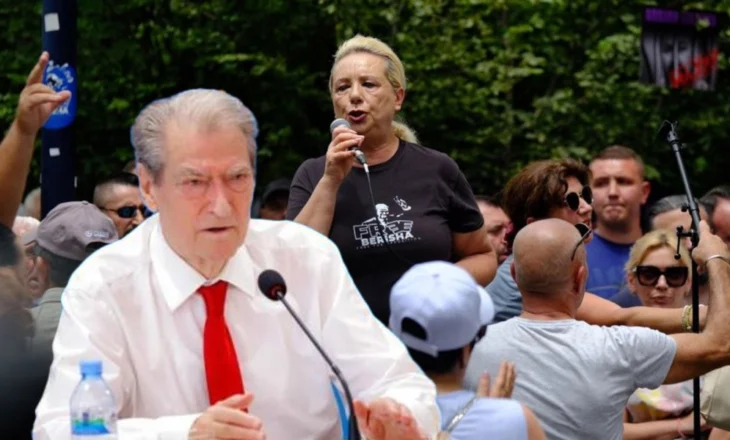 Adriana Kalaja lexon kandidatët për Bashkinë e Tiranës, në filxhanin e kafesë