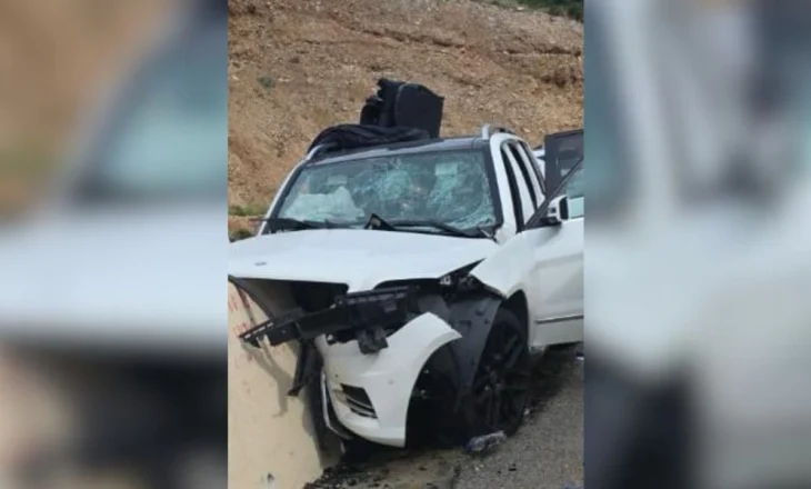 Aksident i rëndë në aksin rrugor Kardhiq-Delvinë, drejtuesi humb kontrollin dhe del nga rruga, dy të plagosur