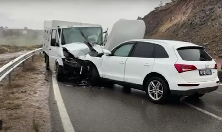 Aksident i rëndë në Kukës. Përplasen dy mjete, pesë të plagosur, mes tyre fëmijë