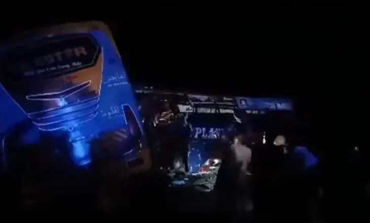 Aksident i rëndë rrugor në Ugandë, dy autobusë përplasen në mes të autostradës, 63 viktima dhe disa të plagosur