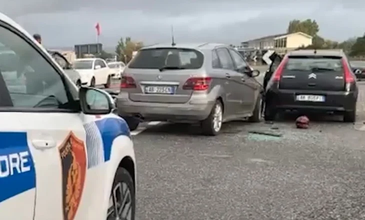 Aksident i trefishtë në aksin Lezhë-Milot, përplasen dy automjete dhe një motor