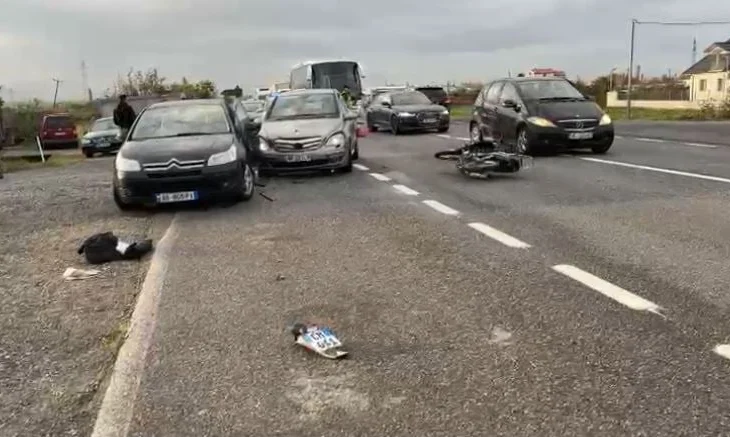 Aksident i trefishtë në autostradën Lezhë–Laç, humb jetën motoristi