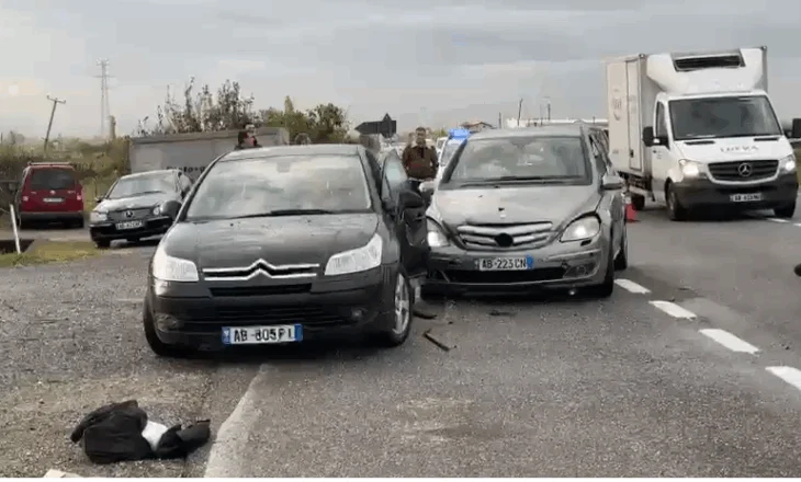 Aksident i trefishtë në Lezhë-Laç, plagoset rëndë motoristi