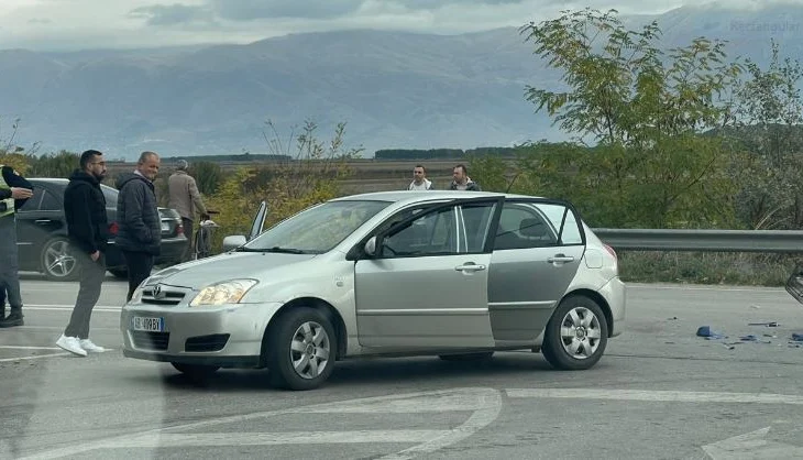 Aksident Korçë-Pogradec/ Makina përplaset me motorin, dy persona të plagosur