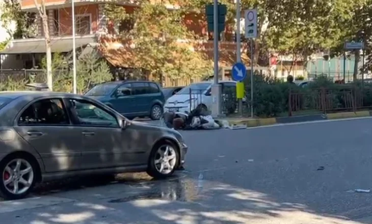 Aksident, makina përplas çiftin që udhëtonte me motor dhe një këmbësore