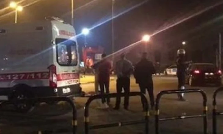 Aksident, makina përplas dy persona në mes të rrugës