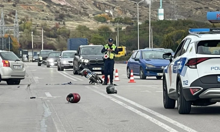 Aksident në afërsi të Maliqit, makina përplas motorin, plagoset çifti i bashkëshortëve